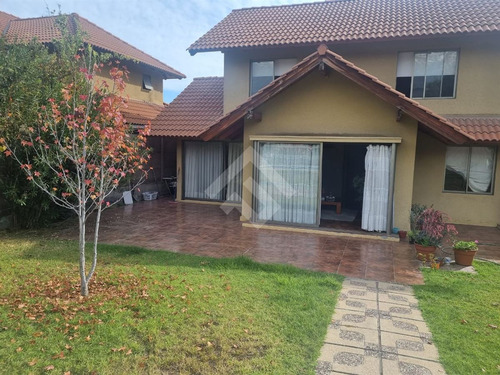 Casa En Venta De 6 Dorm. En Peñalolén