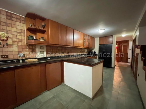 Casa En Venta Maracay Urb Andres Bello Con Piscina Y Parrillera En Buenas Condiciones Zona Norte Kg:24-24527