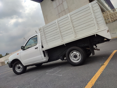 Imagen 7 de 15 de Nissan Np300 2015 2.4 Estacas Dh Mt