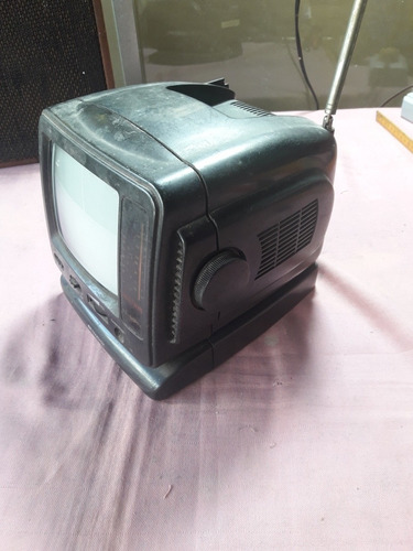 Imagem 4 de 5 de Tv Portátil Antiga Preto E Branco 5 Polegada