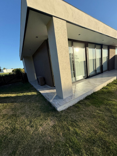 Casa 4 Amb Con Piscina. Barrio Privado