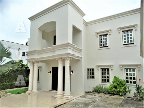 Casa En Venta, Estilo Clásico ,4 Recámaras En Residencial Campestre, Cancún