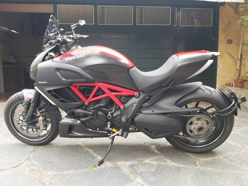 Ducati Diavel Carbon Red