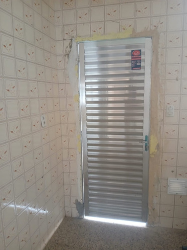 Duas Casas À Venda Ótima Localização Na Penha!