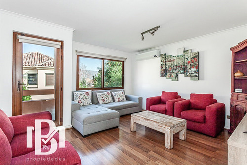 Casa En Venta En Condominio De 5 Dorm. En Las Condes