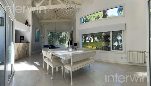 Casa - 5 Ambientes Con Pileta Y Cochera - Costa Atlantica - Carilo - Venta