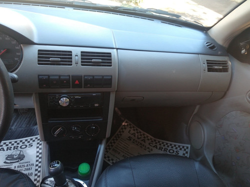 Imagem 11 de 12 de Volkswagen Gol 2001 1.0 16v Plus 5p