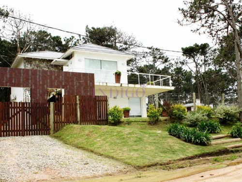 Imagen 3 de 12 de Casa En Venta Y Venta En Pleno Montoya, 6 Dormitorios Mas Dependencia De Servicio.