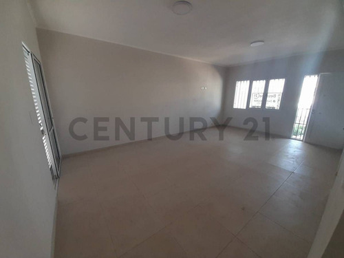Casa De Dos Dormitorios, Cocina Comedor, Baño Y Cochera! Ideal Para Viviendo Propia!!brposibi...