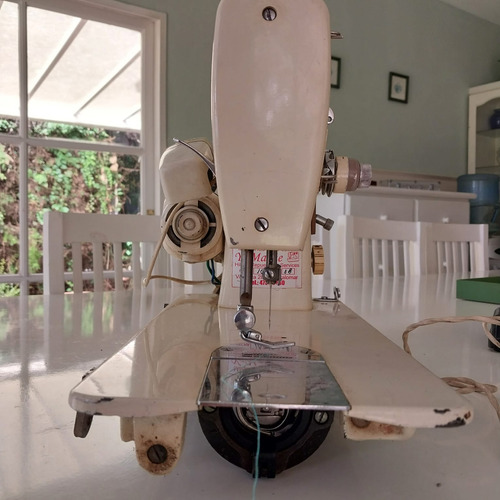 Maquina De Coser Recta Singer 50 Ciclos 0.3a (usada) Beige