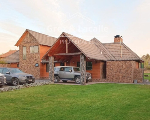 Se Vende Casa De 2 Pisos En Sector Los Niches, Curicó