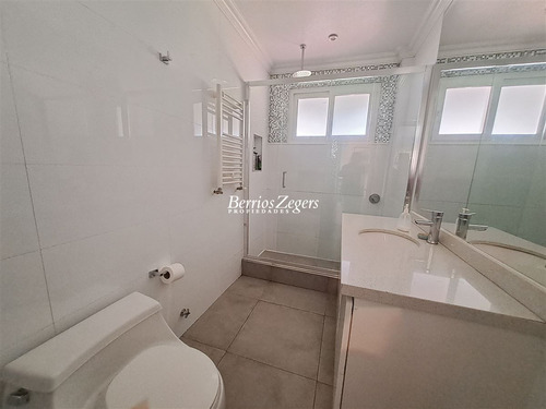 Casa En Venta, 4 Dormitorios 4 Baños, Sala De Estar La Reina