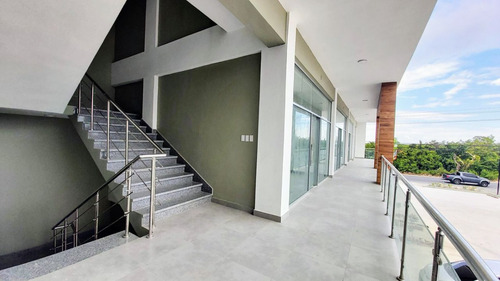 Local Para Uso Comercial O De Oficina En Alquiler En Av, Barceló De Bávaro, Punta Cana, Con Frente De Cristal