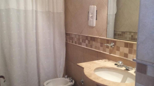 Casa De Categoría En Venta De 3 Dorm. En Villa Cabrera, A Metros Del Shopping.