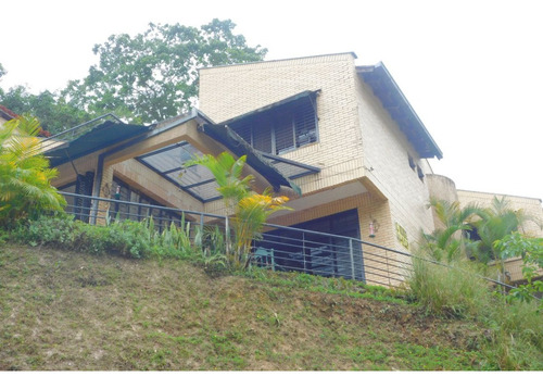 Townhouse En Venta Urb. Monteclaro Laguna