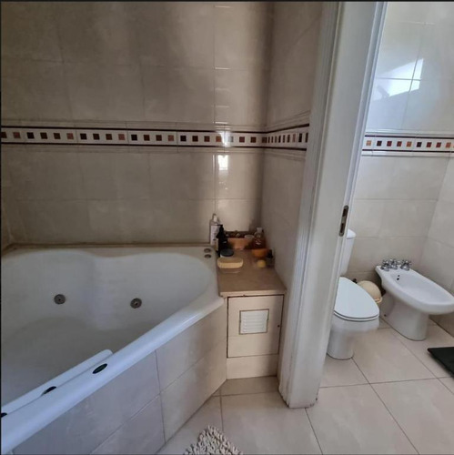 Casa En Venta - 4 Dormitorios 3 Baños - Cochera - 400mts2 - Ituzaingó
