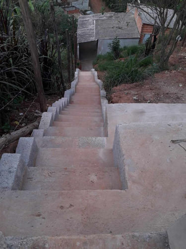 Casa Com 3 Cômodos, 1 Banheiro, Lavanderia, Quintal Amplo.
