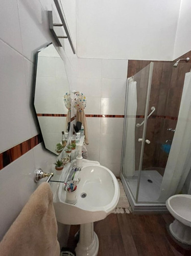 Imagen 9 de 15 de Hermoso Chalet En Venta Con Amplio Jardín, Piscina Y Cochera En Banfield