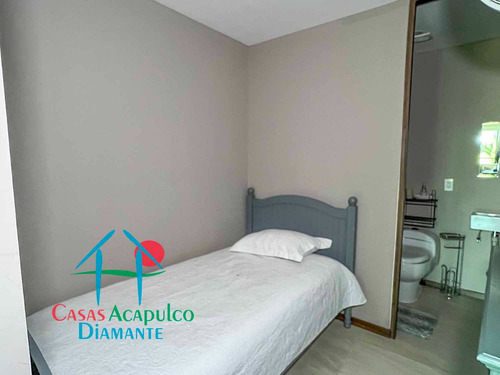 Cad La Isla Emerald I4. En Condominio De Playa. Con Terraza Y Vista A Las Áreas Comunes