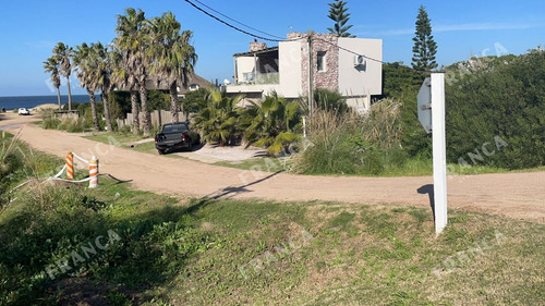 Casa En Alquiler En Punta Piedras, A Metros Del Mar. (ref: Fro-683)