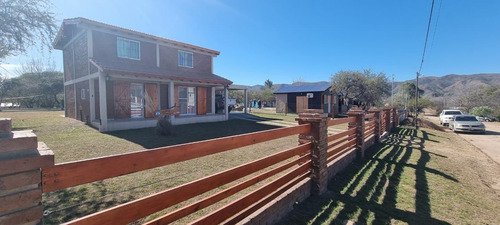 Venta De Casa Serrana Con Hermosa Vista C/ Cochera En Cosquín