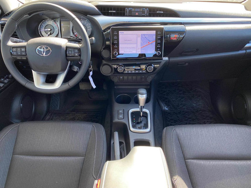Imagen 8 de 11 de Toyota Hilux 2021 2.8 Cd Srv 177cv 4x2 At
