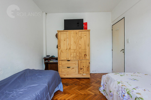 Venta Luminoso 2 Ambientes Con Balcón Corrido En Abasto