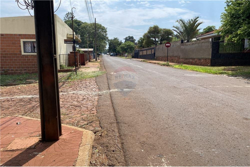 Vendo Casa Con Salón Comercial En Hohenau, A 2 Cuadras De La Ruta Sexta: 2 Habitaciones Y Un Bãno.