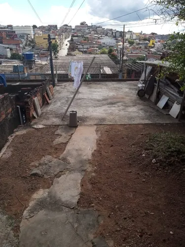 Casa Com Um Quarto, Cozinha E Banheiro.