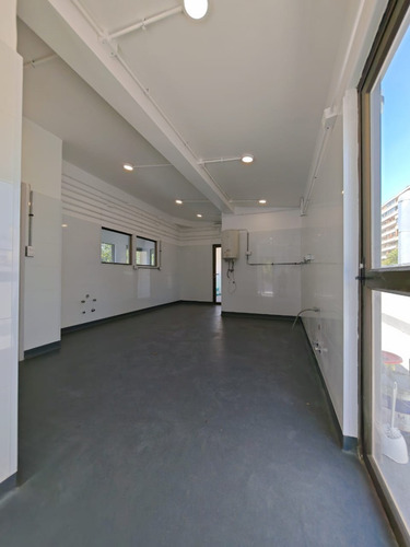 Versatil Propiedad Comercial, Nueva, 3 Pisos Con Ascensor