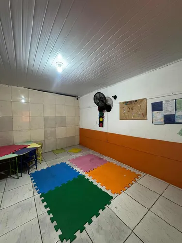 Imóvel Enorme Em Rua Asfaltada No Topo Do Bairro.