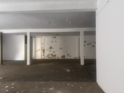 Amplio Galpón Mas Local Comercial En Venta, Con Un Área Total De 1320m2, Ubicado En La Av. Principal De Altavista Catia, Parroquia Sucre. Excelente Oportunidad De Inversión.