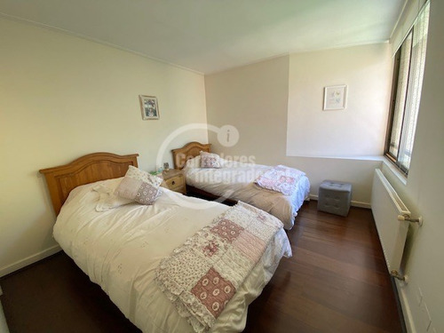 Casa En Venta De 4 Dorm. En Lo Barnechea Condominio