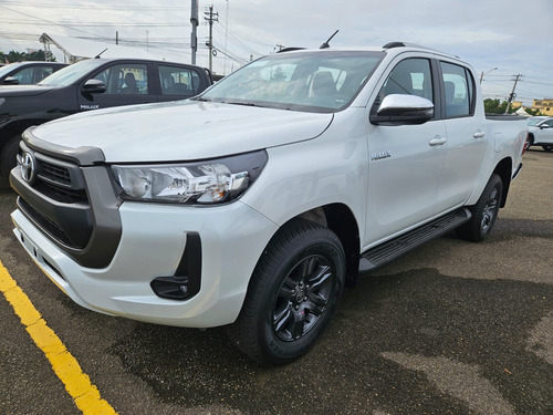 Toyota Hilux 2.4, 4x4. 2025