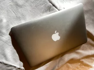 Apple Macbook Air (11 Inch, Early 2015)