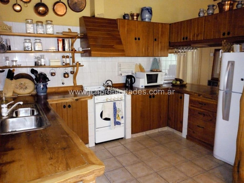 Casa Con Amplio Jardin En Altos De Manzano - La Angostura