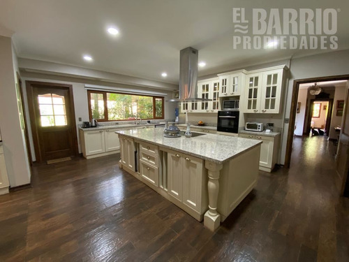 Casa En Venta De 5 Dorm. En Las Brisas De Chicureo