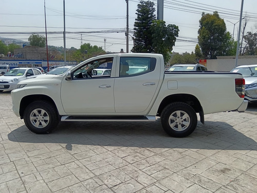Mitsubishi L200 2.4 Cabina Doble 4x2 Mt