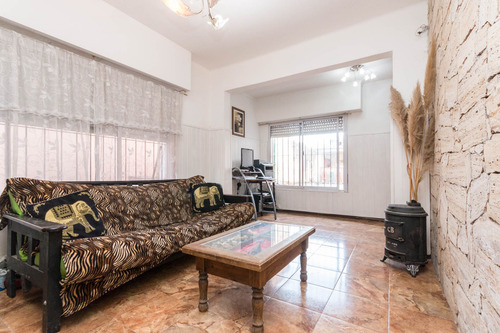 Casa En Venta, Acepta Permuta. 2 Pl. 4 Amb