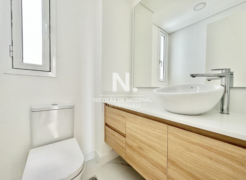 Apartamento En Mansa - Punta Del Este En Venta De 2 Dormitorios.