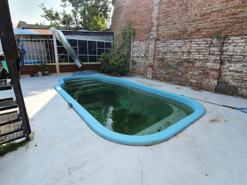 Casa De Dos Dormitorios, Un Baño, Pileta, Amplia Zona De Cocina Comedor - Peron Y 3 De Febrero