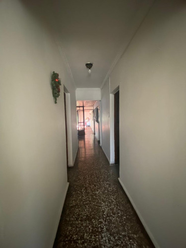 En Venta Casa. Un Piso, 4d, 2b, Comuna De Santiago