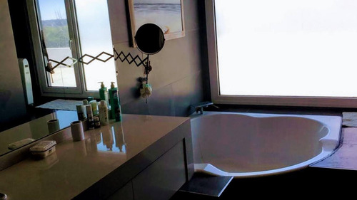 Imagen 23 de 25 de Moderna Casa En Venta Con Pileta Sobre El Golf, El Canton