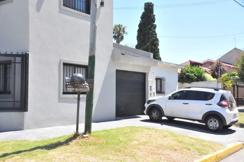 Imagen 4 de 30 de Moderna Casa En Banfield Este C/quincho Y Pileta