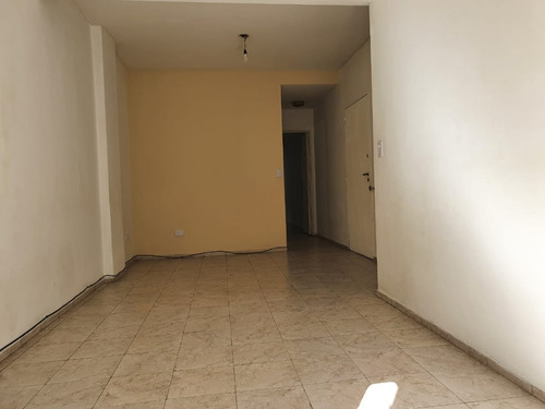 Pichincha Al 1000, Al Frente Y Con Balcón