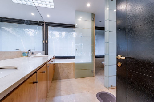 Casa En Arriendo De 6 Dorm. En Lo Barnechea