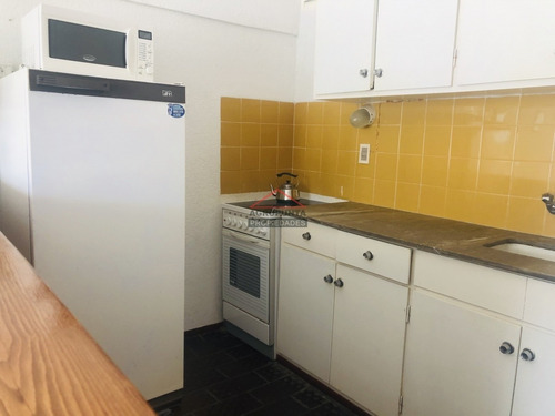 Confortable Apartamento En Aidy Grill!!! De 1 Dormitorio, Baño, Cocina, Living-comedor Y Cochera Techada. Consulte !!!!!!!- Ref: 5300