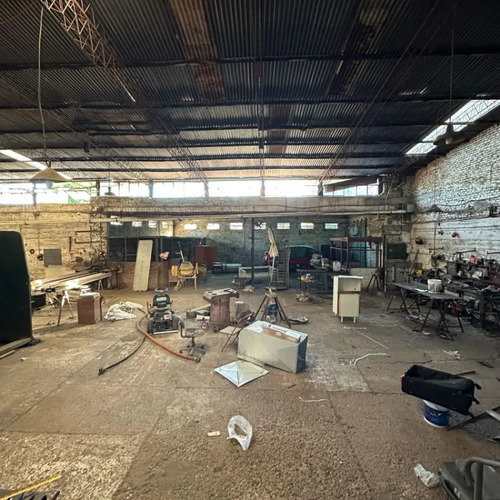 Venta De Terreno Con Construcciones En Centro De Salto Con Más De 600mts2 Y Dos Entradas. Con Renta.