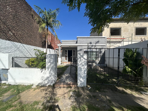 Lote De 7 X 49 Con Pequeña Casa A Demoler O Refaccionar Completa