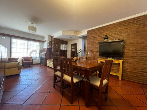 Venta Casa Cinco Ambientes, Garages, Parrilla, Jardín, Pileta, Altillo Y Dependencia. Villa Urquiza